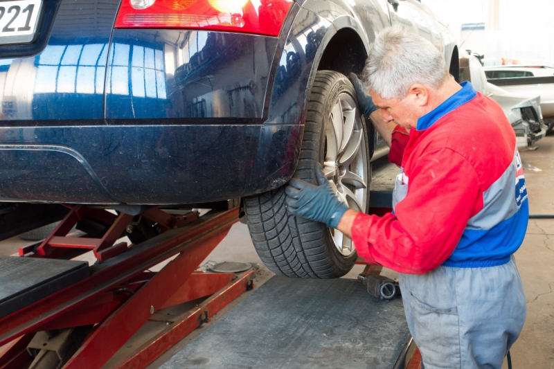 vitrine-VALLAURIS-min_auto_repair_repair_lift_auto_mechanic_work_clothes_master_professional_man_of_the_fold-685629
