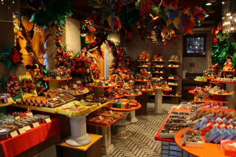 vitrine-VALLAURIS-min_candy_store_chocolate_shop_chocolate_switzerland-393515