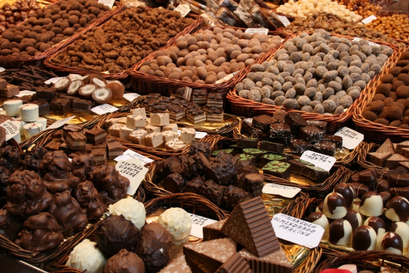 vitrine-VALLAURIS-min_chocolates_chocolate_nibble_sweetness_fine_chocolates_gourmet_candy_brand-752083
