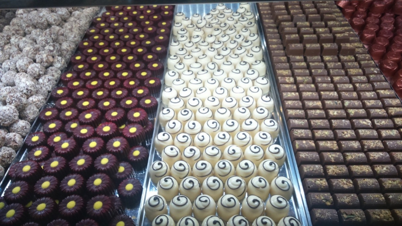 vitrine-VALLAURIS-min_chocolates_milk_chocolate_white_chocolate_truffles_candy_food_treat_cacao-1213769